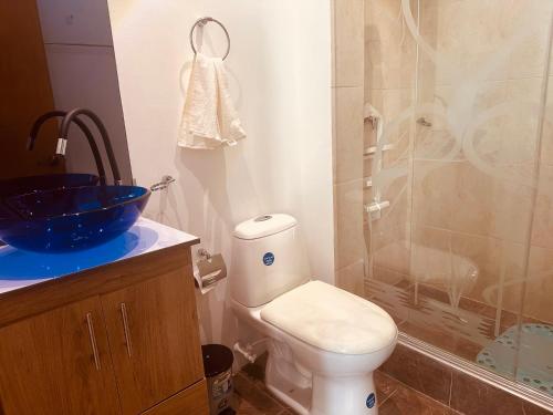 a bathroom with a toilet and a sink and a shower at Villa campestre Casa Blanca Full House in Agua de Dios