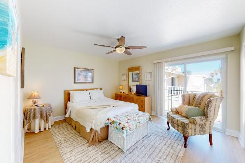 - une chambre avec un lit et un balcon dans l'établissement The Shuttle Beach House, à Cap Carnaveral