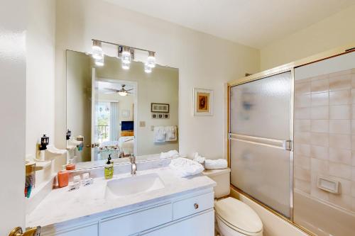 La salle de bains est pourvue de toilettes, d'un lavabo et d'une douche. dans l'établissement The Shuttle Beach House, à Cap Carnaveral
