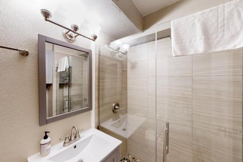 W łazience znajduje się umywalka i prysznic. w obiekcie Emerald Skyline w mieście Seattle