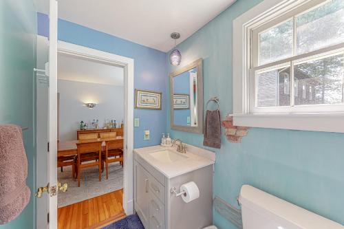 La salle de bains est pourvue d'un lavabo, de toilettes et d'une salle à manger. dans l'établissement The Robins Nest, à Annapolis