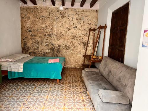a living room with a couch and a bed at Catre de mi corazón in Xalapa