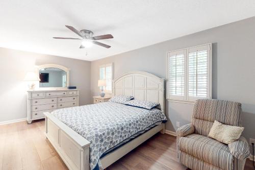 1 dormitorio con 1 cama y ventilador de techo en Brandywine Home in the Pines, en Ocean Pines