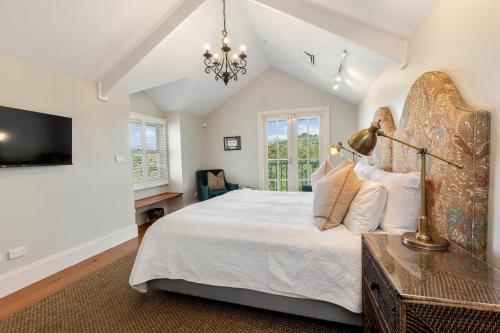 a bedroom with a large bed and a tv at Nimbo Fork Lodge in Gocup