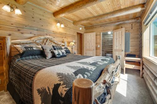 a bedroom with a bed in a log cabin at Cabin on Gibbonsville Road 