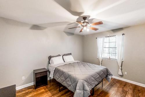 Schlafzimmer mit einem Bett und einem Deckenventilator in der Unterkunft Governors Park Getaway in Tallahassee