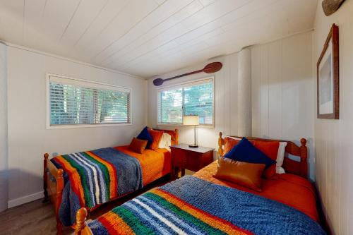 um quarto com 2 camas e uma janela em Coastal Cabin em Gualala