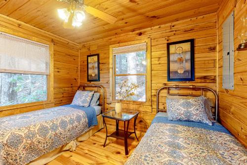 a bedroom with two beds in a log cabin at Sunset Peak in Cherry Log