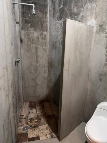 a dirty bathroom with a shower and a toilet at Catre de mi corazón in Xalapa