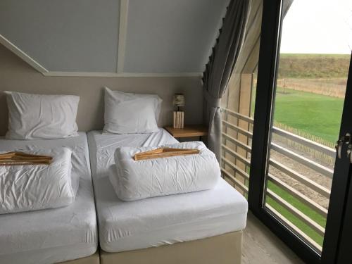 Katil atau katil-katil dalam bilik di Modern design lodge directly at the water, in national park