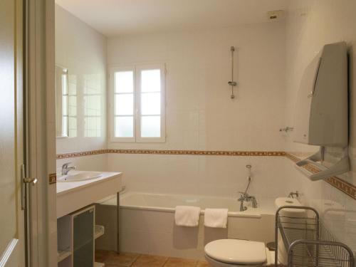 y baño con bañera, aseo y lavamanos. en Tasteful villa with Wi-Fi, located in natural surroundings, en Vasles