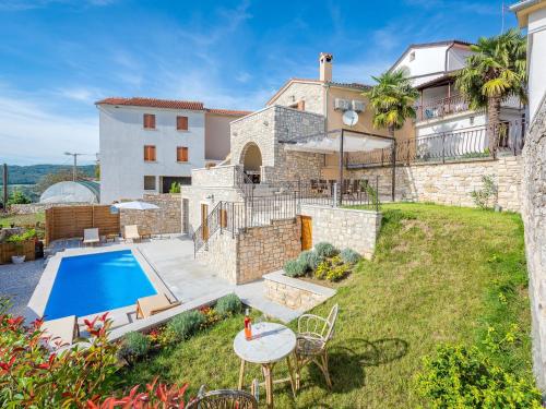 Holiday Home Pazin with Scenic Pool