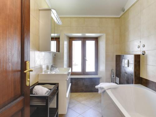 ein Badezimmer mit einer Badewanne und einem Waschbecken in der Unterkunft Charming holiday home in Pazin with private pool in Pazin