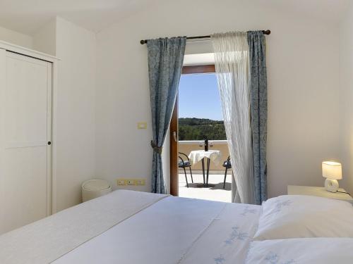 帕津的住宿－Charming holiday home in Pazin with private pool，一间卧室设有一张床和一个美景窗户。
