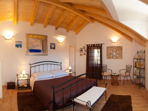 Un dormitorio con una cama grande en una habitación con techos de madera. en Modern Villa in Grohote with Pool, en Donje Selo na Šolti