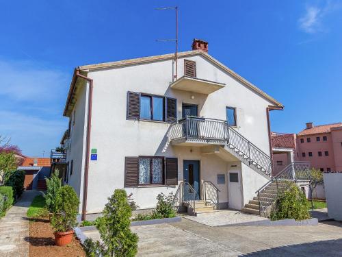 Modern apartment in Pula with balcony