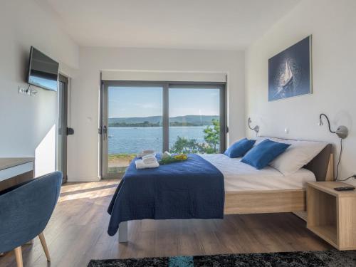 Ένα ή περισσότερα κρεβάτια σε δωμάτιο στο Villa in Turanj with Stunning Sea Views