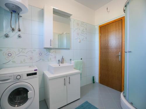 Bilik mandi di Holiday Home in Prkos with Private Pool