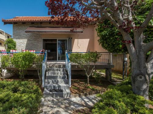 Holiday House in Turanj near Pebble Beach