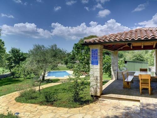 Rustic holiday home in Valtura with swimming pool