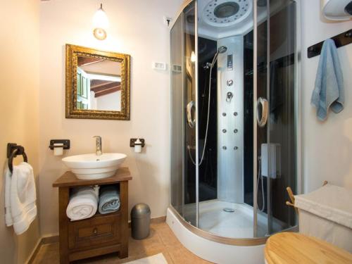 een badkamer met een douche en een wastafel bij Wonderful Holiday Home in Pula with Garden and Terrace in Pula