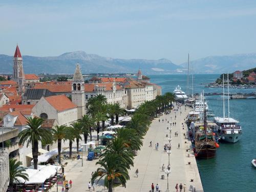 Apartment in Ka tel Gomilica near the Sea