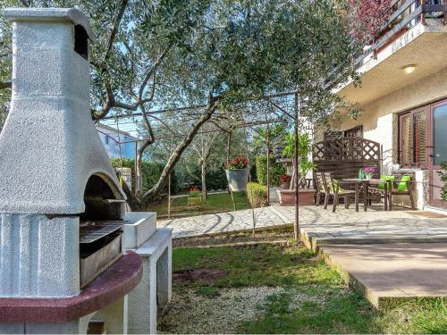 Apartment in Vinkuran with Garden Terrace