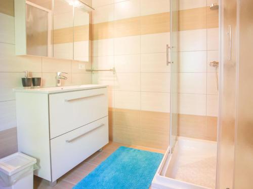 ein Bad mit einem Waschbecken und einer Dusche in der Unterkunft Roofed Villa in Istria with Private Pool and Garden in Rajki