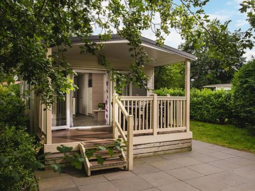 Comfortable chalet with a covered terrace, close to nature