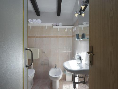 uma casa de banho com um WC e um lavatório em Boutique Holiday Home with Pool in egotici em Šegotići