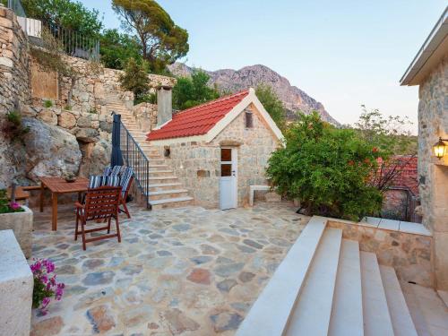 Villa in Podgora with Pool near Beach
