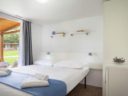 Tempat tidur dalam kamar di Comfortable chalet 4 5 km from Rovinj