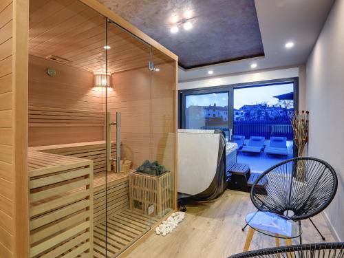 ロヴィニにあるHoliday Home in Rovinj with Pool and Saunaのサウナ(ベンチ、椅子付)