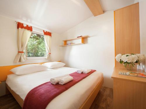 Modern chalet with 2 bathrooms في فيرسار: غرفة نوم عليها سرير وفوط