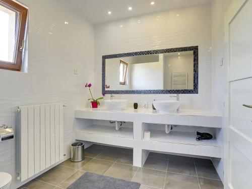 ein weißes Badezimmer mit 2 Waschbecken und einem Spiegel in der Unterkunft Luxurious Villa in Vodnjan with Private Swimming Pool in Vodnjan