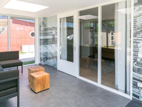 Modern holiday home with conservatory 700 m from the beach