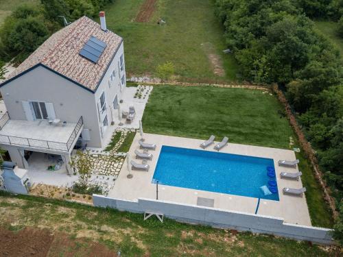 Bazén v ubytování Villa in Butkovici with Pool near Pula nebo v jeho okolí