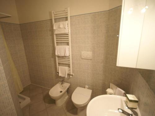 a small bathroom with a toilet and a sink at Modern furnished apartment with air conditioning in Chianti in Tavarnelle Val di Pesa