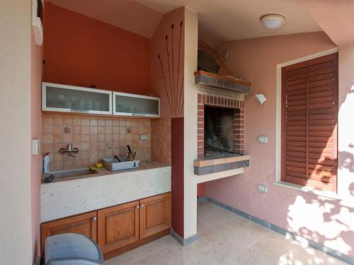 cocina con fregadero y chimenea en Adriatic Coast Relaxing Escape, en Zaton