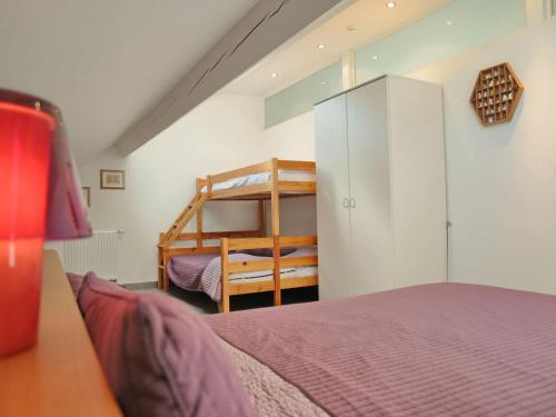 1 dormitorio con 1 cama y 1 litera en Modern Holiday Home in Noiseux with Garden, en Noiseux