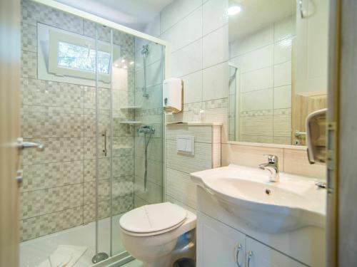 班約勒的住宿－Nice chalet with 2 bathrooms and a dishwasher 15km from Pula，浴室配有卫生间、盥洗盆和淋浴。