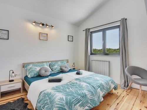una camera da letto con un letto grande e una finestra di Beautifull villa with private pool a Krnica