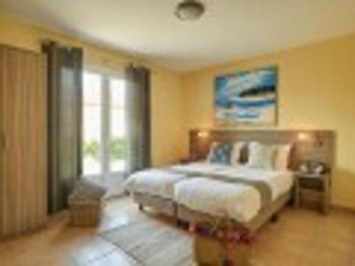 1 dormitorio con cama y ventana grande en Modern villa with private pool in the beautiful Loire, en Les Forges