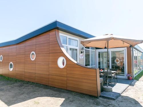 Modern holiday home with conservatory 700 m from the beach