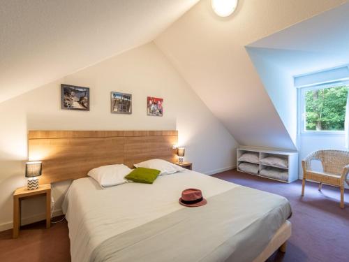 sypialnia z dużym łóżkiem z kapeluszem w obiekcie Beautiful maisonette in a quiet area in the Loire w mieście Saumur