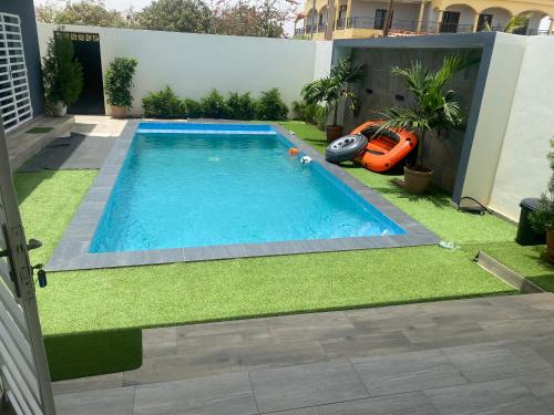 una piscina en un patio con césped en Villa Asya, en Somone