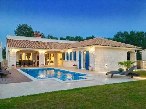 Comfortable villa with private swimming pool, table football, 8 km from Labin