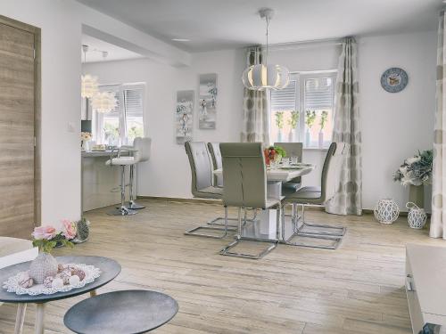 Modern Villa with Pool and Parasol in Pula