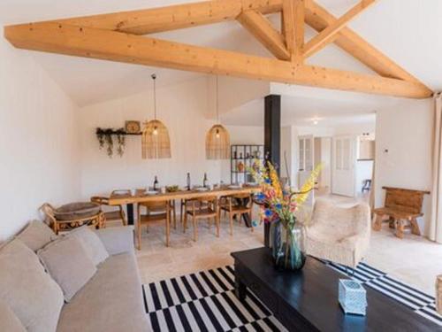 Photo de la galerie de l'établissement Modern villa with large garden, à Les Forges