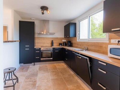 Photo de la galerie de l'établissement Modern villa with large garden, à Les Forges